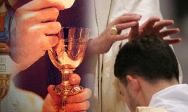 Drogoztak és szeretkeztek a papok a parókián, az egyik lelkész belehalt a gyönyörbe