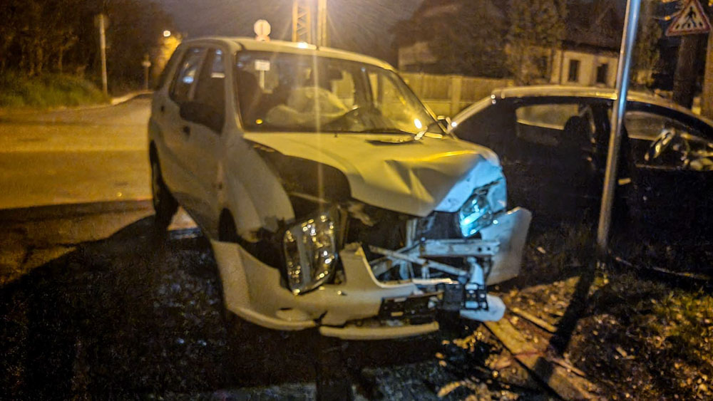 Durva csattanás a fővárosban: nem állt meg a STOP-táblánál, hanyatt-homlok iszkolt a helyszínről