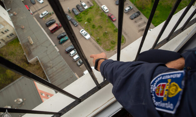 „Nem akarta, hogy megmentsük, mindent megtett azért, hogy lezuhanjon” – ötven méter magasan lógott egy asszony a fővárosi ház oldalán, három rendőr ment fel érte a magasba