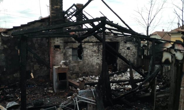 „Egyelőre nem tudjuk, hogyan tovább. Semmi kilátásunk nincs” – Húsz négyzetméteren kell élnie a családnak, akinek leégett az otthona Pusztamérgesen