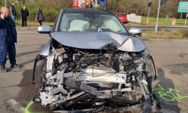 Nem ért véget a húsvétvasárnap brutális karambol nélkül, Csepelen tört rommá két autó