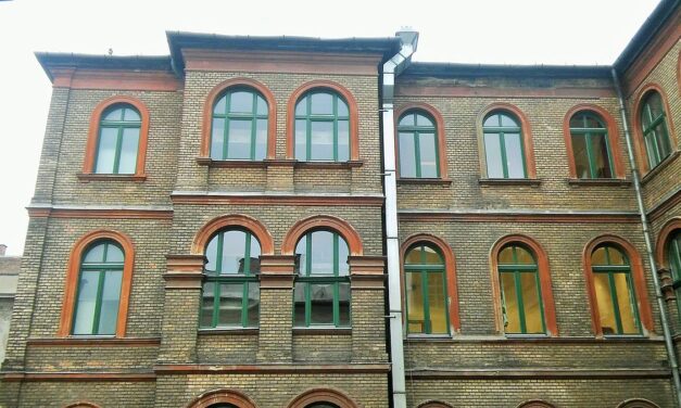 14 éves diáklányt csókolgatott egy budapesti egyházi iskola tanára – fél éven át küzdöttek az eltávolításért