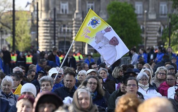 Közlekedési káosz, dugó várható Ferenc pápa Kossuth téri szentmiséje idején