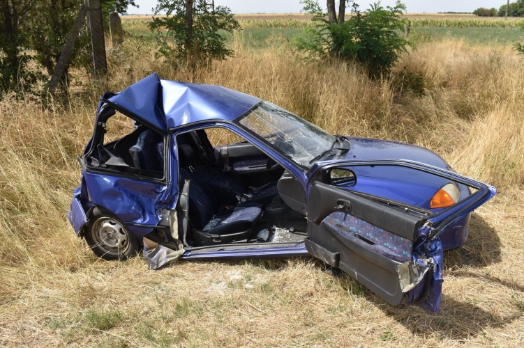 Borzalom Békésben: hátulról rohant bele a Suzukiba a kamionos, a kis autóból szinte semmi nem maradt, a sofőrje napokkal később belehalt a sérüléseibe – Fotók