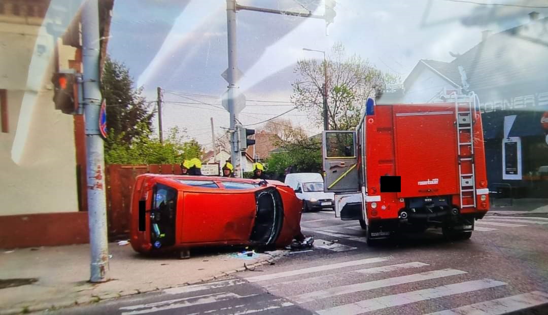 Hatalmas csattanás Budapesten: az egyik autó az oldalára borult, a másikba beszorult egy idős néni – fotók a helyszínről