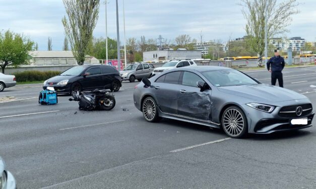 Nem vette észre, hogy piros a lámpa – a szabálytalan Mercedesbe csapódott egy motoros futár a fővárosi Váci úton