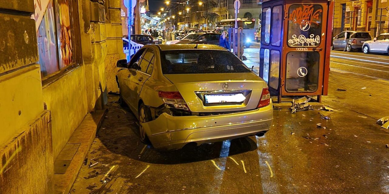 Nem sokon múlt az újabb tragédia: felugratott egy Mercedes a villamosmegállóba, majd egy ház falának csapódott a főváros 8. kerületében