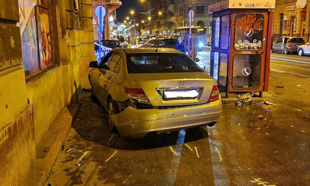 Nem sokon múlt az újabb tragédia: felugratott egy Mercedes a villamosmegállóba, majd egy ház falának csapódott a főváros 8. kerületében