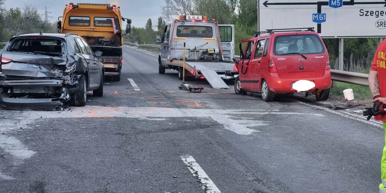 Négyes karambol az M51-es autóúton – törtek a vasak, öt embert szállítottak kórházba
