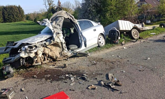 Ripityára tört az utánfutós Opel és a Citroen Bükön – nem használta a biztonsági övet, súlyosan megsérült a vétlen sofőr