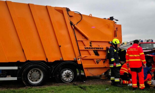 Defektet kapott a szemetesautó, mentőhelikopter vitte kórházba a férfit, aki szerelés közben alá szorult