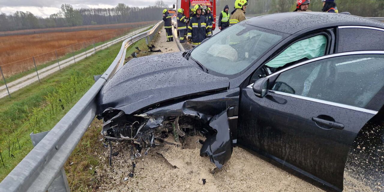 „Ezt a Jaguárt a saját tulajdonosa lőtte ki” – kis híján végzetes balesetet szenvedett a hanyag sofőr az R67-es gyorsforgalmi úton