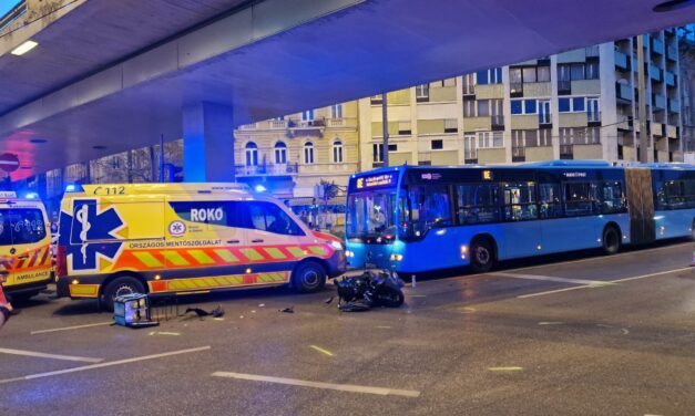 Csaknem tragikus figyelmetlenség – nem állt meg a piros lámpánál, belészaladt a motoros futár a Keleti pályaudvarnál
