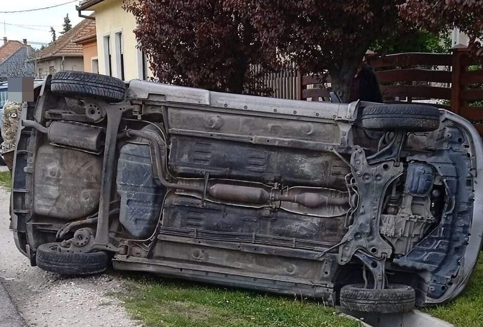 Teljes útzár Monoron – két autó ütközött egy kereszteződésben, az egyik fel is borult
