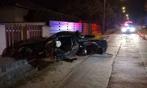 Ismét pórul járt egy gyorshajtó Pest vármegyében: csúnyán összetört az autó Őrbottyánban