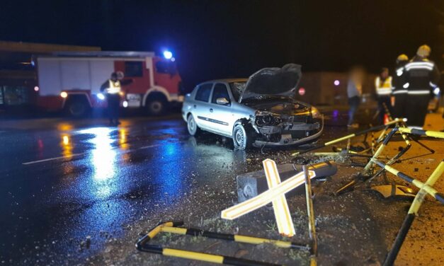 Rombolás Pétfürdőn – kidöntötte a vasúti sorompót egy autós, kő kövön nem maradt az ütközés után