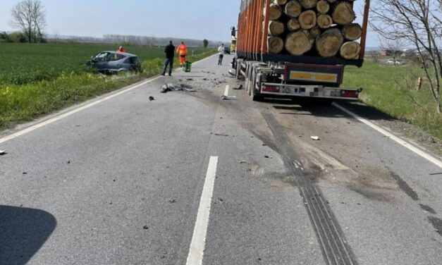 Halálos csattanás Pörbölynél – fát szállító teherautóval ütközött egy személygépkocsi az 55-ös úton