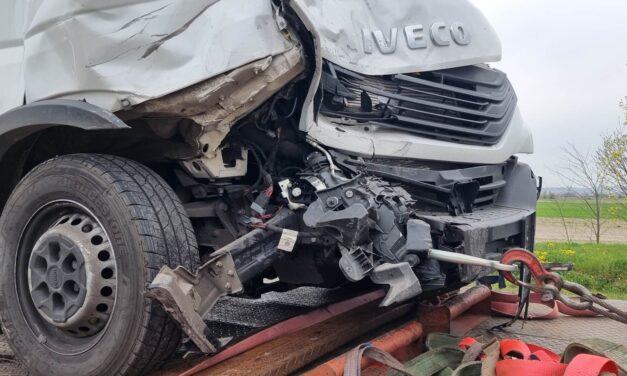 Hármas karambol a szigetszentmiklósi gerincúton – ketten fékeztek, az Iveco viszont belerohant az előtte haladóba