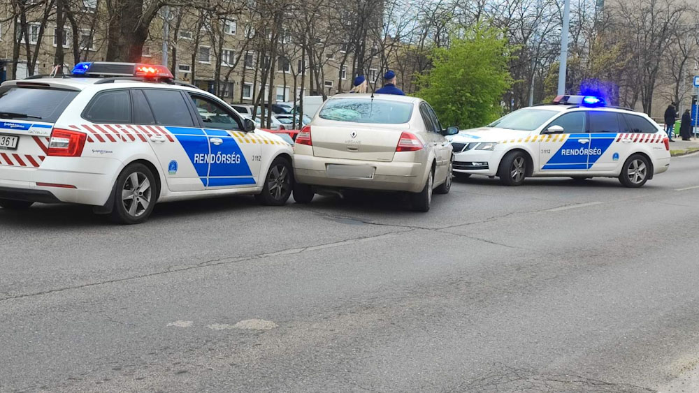 Autós üldözés volt a fővárosban: amíg elfogták a menekülő férfi, kocsija nekiütközött egy rendőrségi járműnek