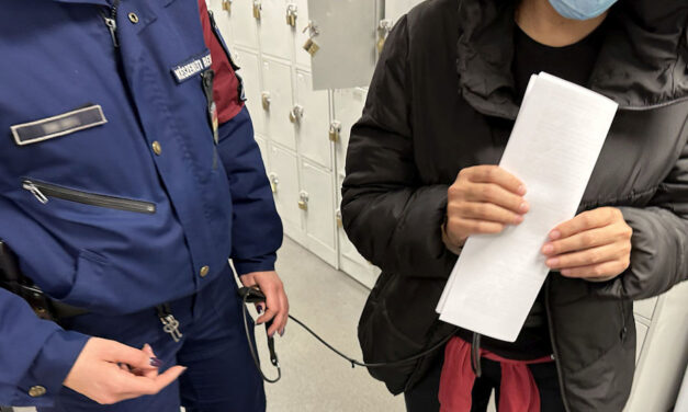 Hazahozták Dominikáról a debreceni csalókirálynőt, akit távollétében több mint 15 év börtönre ítéltek