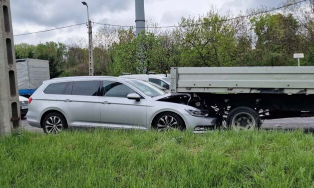 Hármas karambol Budapesten, Iveco platója alá fúródott a Passat – Egy kisgyereket szállítottak kórházba