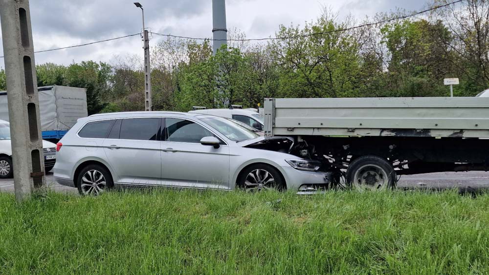 Hármas karambol Budapesten, Iveco platója alá fúródott a Passat – Egy kisgyereket szállítottak kórházba
