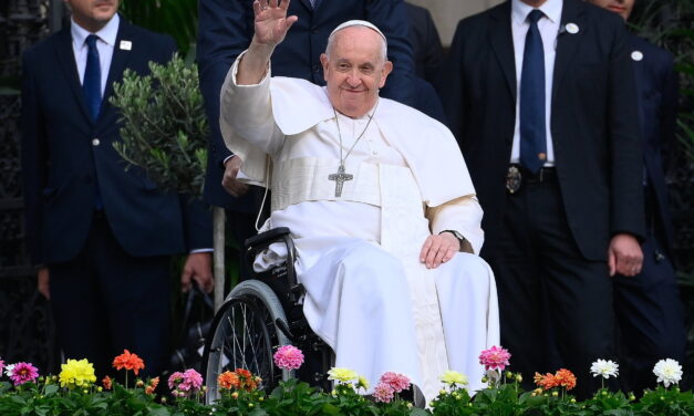 TEK, mesterlövészek, bombakereső kutyák: elképesztő, mit be nem vetnek Ferenc pápa biztonságának érdekében