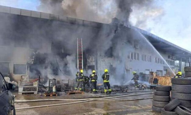 Kigyulladt egy csarnoképület Fóton, luxusautók kerültek veszélybe