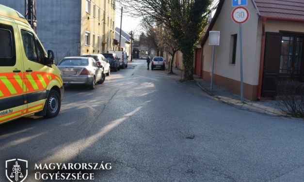 Egyáltalán nem figyelt: gyalogost gázolt a vezetéstől eltiltott, felelőtlen sofőr – Fotók