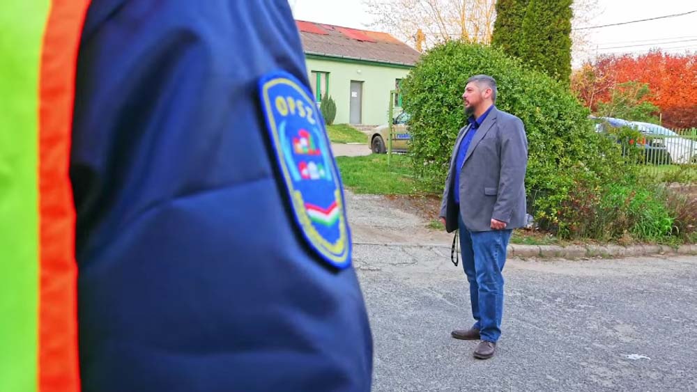 Polgárőrökkel vonult ki a kerepesi munkásszállóhoz a polgármester – Elzavarták el a nőket zaklató vendégmunkásokat