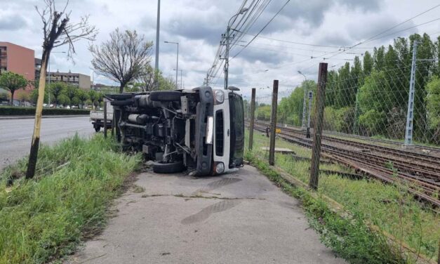 Fának ütközött és oldalára borult egy kisterherautó a 20. kerületben – Figyelmetlen volt a sofőr