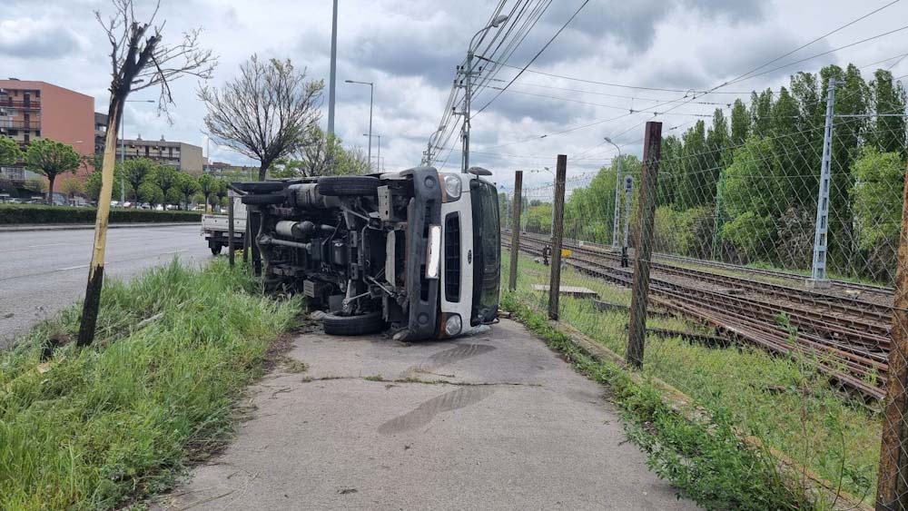 Fának ütközött és oldalára borult egy kisterherautó a 20. kerületben – Figyelmetlen volt a sofőr