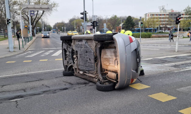 Durva csattanás a fővárosban: feje tetejére állt egy autó a balesetben
