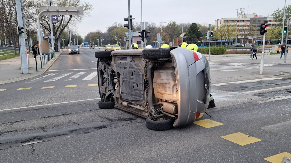 Durva csattanás a fővárosban: feje tetejére állt egy autó a balesetben