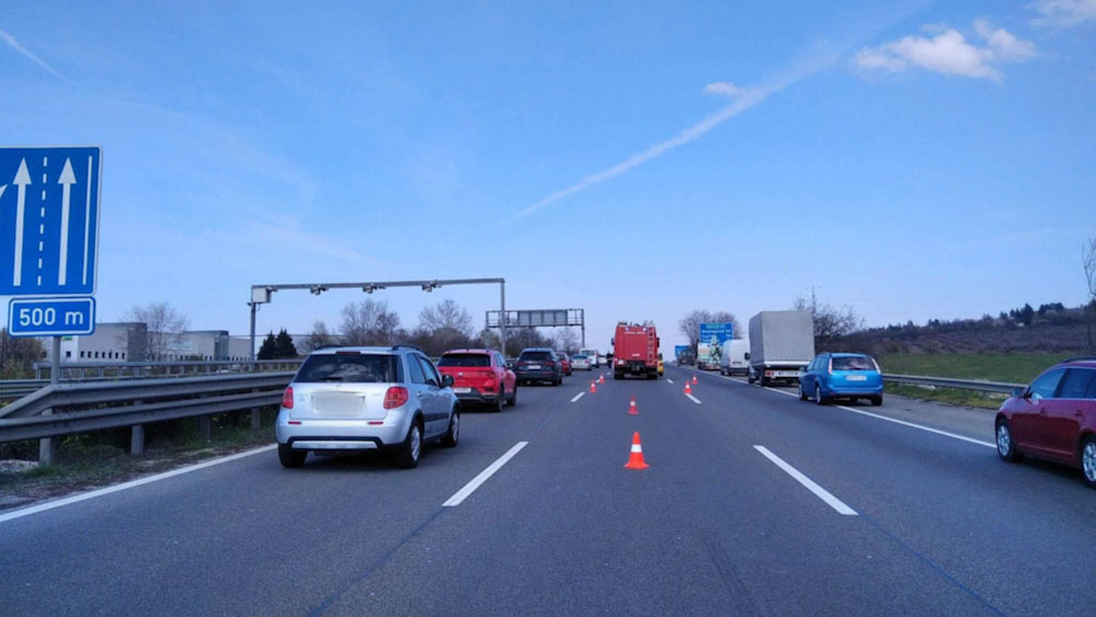 Balesetekkel indult a hajnal: az M1-esen kamion és kisteherautó rohant egymásba, Fejér megyében árokba csapódott egy utasokkal teli busz