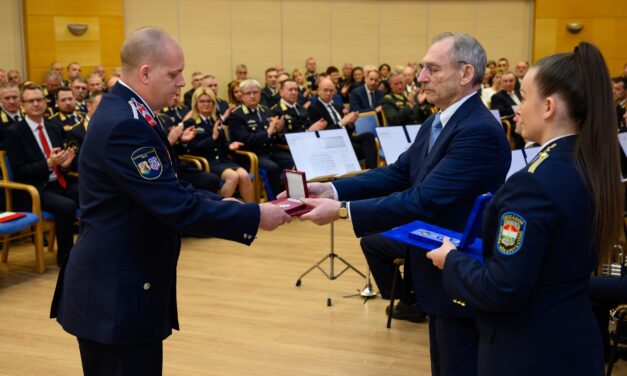 Kitüntették azt a hős tűzoltót, aki törött csonttal is mentette az embereket az M1-esen történt tömegbalesetben