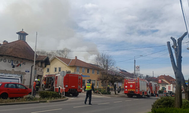 Videón, ahogy hatalmas lángokkal ég egy üzlet Pilisvörösváron