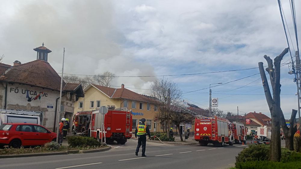 Videón, ahogy hatalmas lángokkal ég egy üzlet Pilisvörösváron