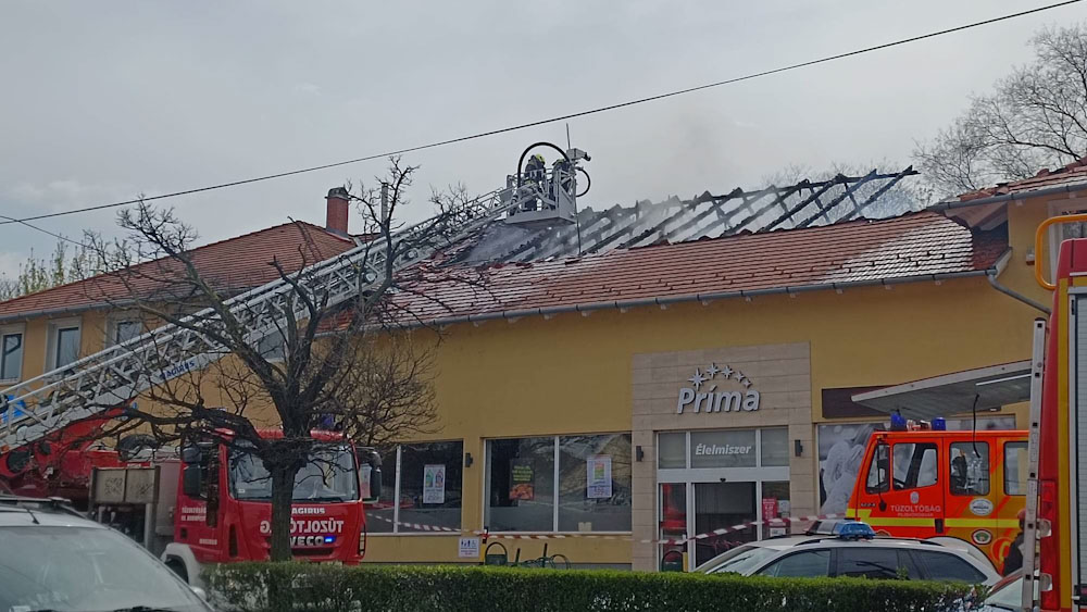 Eloltották azt a tüzet, amely egy pilisvörösvári üzletben keletkezett