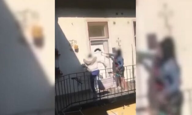 Anya és lánya kalapáccsal esett neki egy lakás ajtajának a Budapesten – Döbbenetes videón a barbár támadás