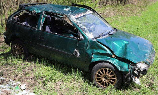Nem sikerült az előzés a Suzukinak, felborult az autó, a sofőr kirepült – Mentőhelikopter vitte kórházba