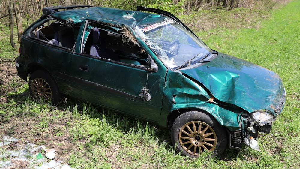 Nem sikerült az előzés a Suzukinak, felborult az autó, a sofőr kirepült – Mentőhelikopter vitte kórházba