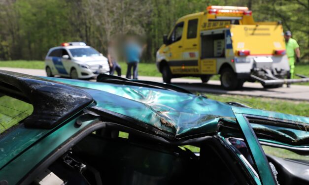Nem élte túl – a kórházban halt meg az a 20 éves sofőr, aki vasárnap kirepült a kocsijából egy borulás után