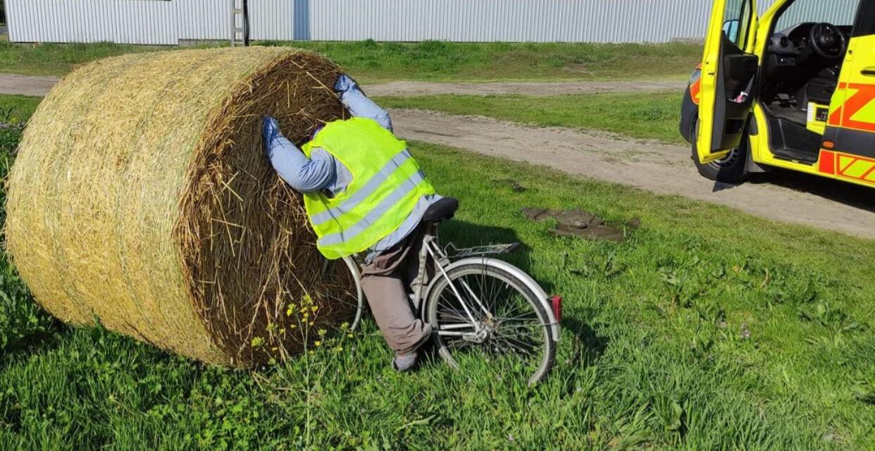 Vicces, de mégsem: szalmabálára esett kerékpároshoz riasztották a mentőket, a helyszínen csak egy mókás dekorációt találtak