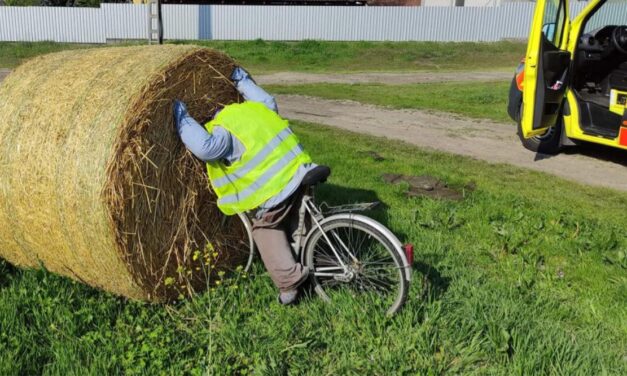 Vicces, de mégsem: szalmabálára esett kerékpároshoz riasztották a mentőket, a helyszínen csak egy mókás dekorációt találtak