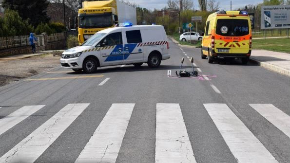 Gázolás Kiskunhalason: kiszaladt az útra a 3 éves kislány, a rokonok ököllel estek neki a gázoló autónak