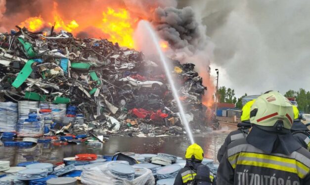 Még mindig lángol a soroksári autóbontó – Fotók