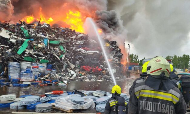 Autóroncsok égnek Soroksáron – nagy erőkkel oltják a lángokat