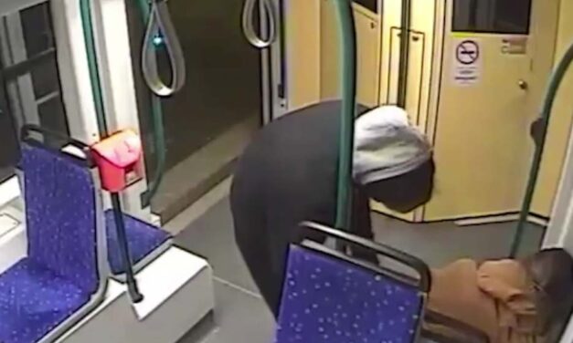 Kiraboltak egy alvó utast a budapesti villamoson, segítséget kér a rendőrség – videó