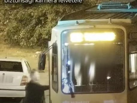 Öt év börtönre ítélték a férfit, aki megfenyegette az egymás kezét fogó nőket